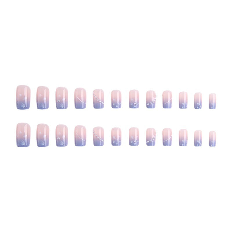 Kunstnagelset mit eleganten floralen Akzenten und Glitzerverzierungen Brehn