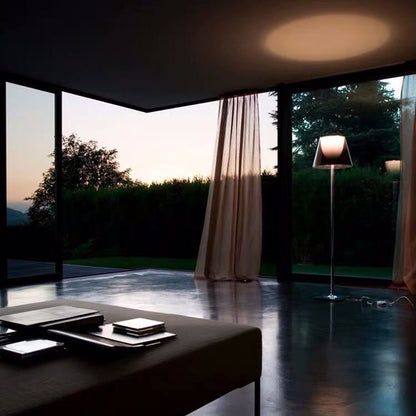 Moderne Minimalistische Stehleuchte mit verstellbarem Schirm