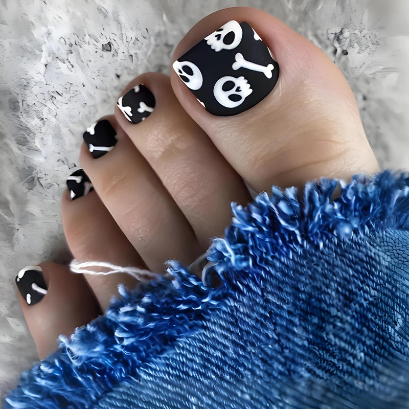 Fußnagel Kunstset mit kreativen Totenkopf- und Knochenmotiven Brehn