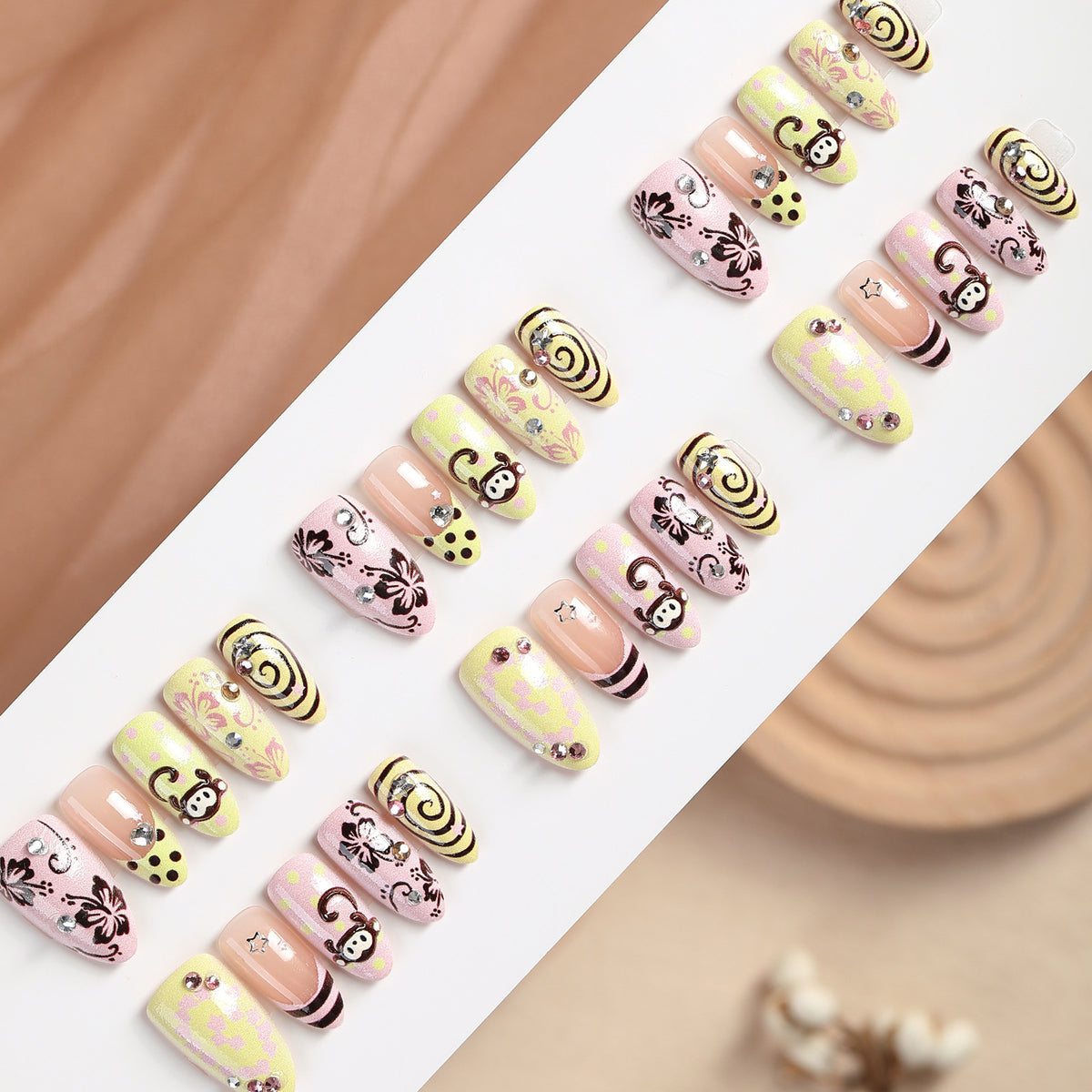 Kreatives Kunstnagelset mit verspielten Affenmotiven und Glitzerdetails Brehn
