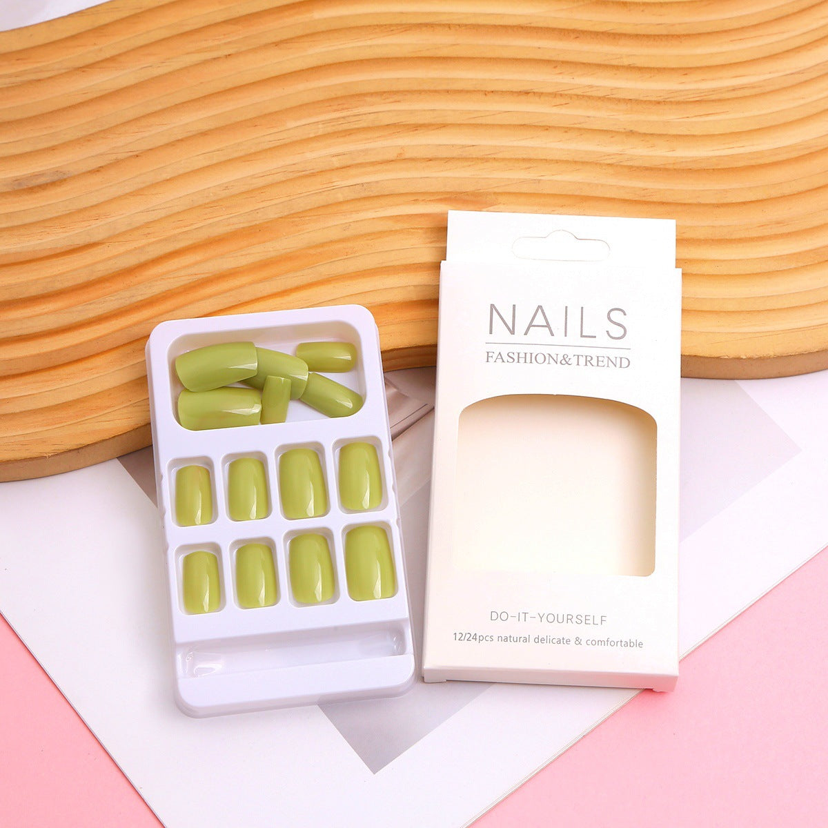 Glänzendes Press-On-Nagel-Set mit Mandelform Brehn