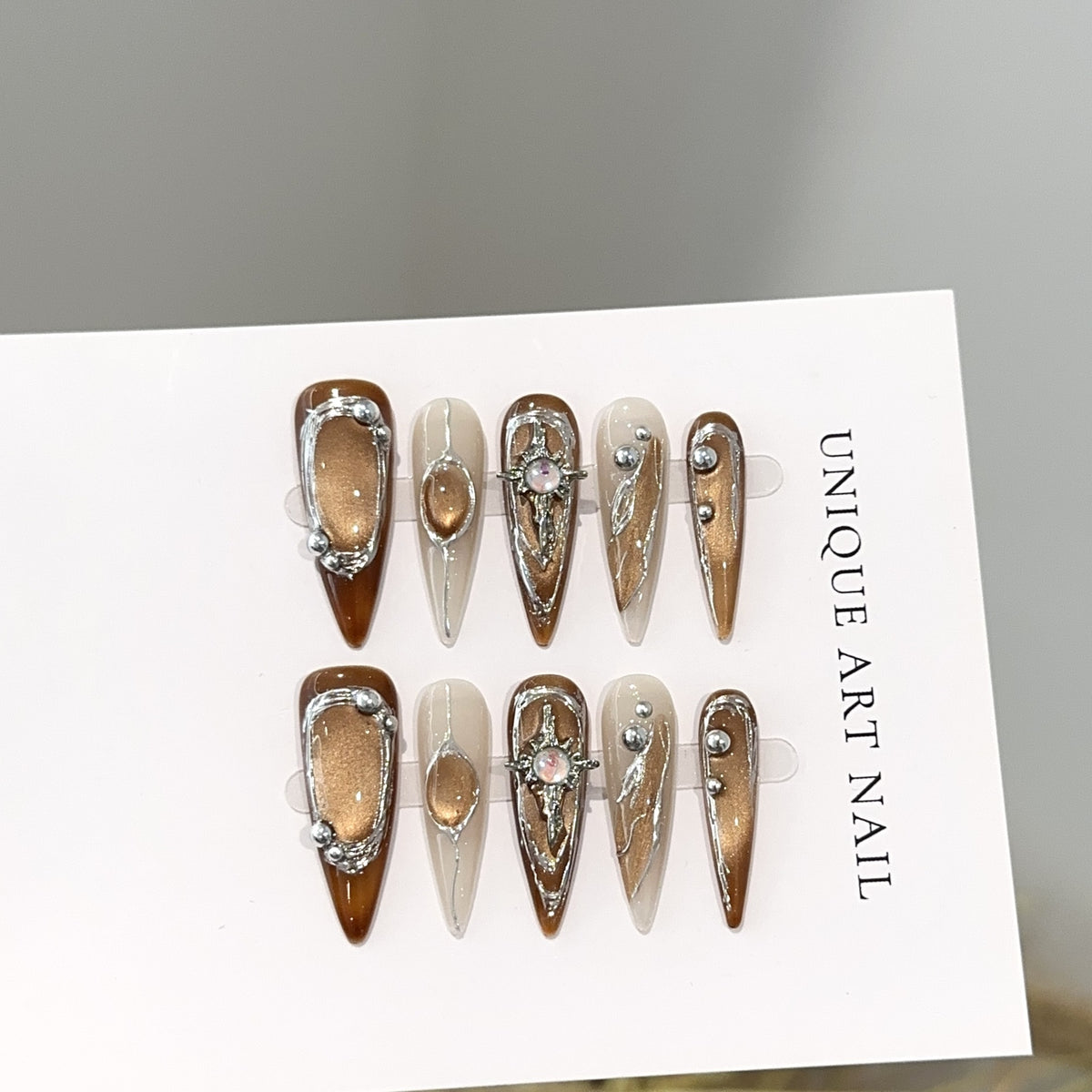 Künstlerisches Press-On-Nageldesign-Set mit einzigartigen Edelstein-Akzenten