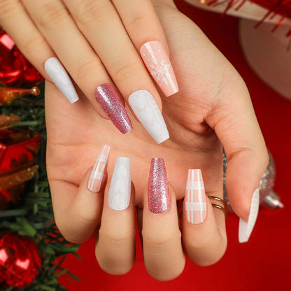 Kunstvolle Nagelverlängerungen mit festlichem Glitter-Design Brehn