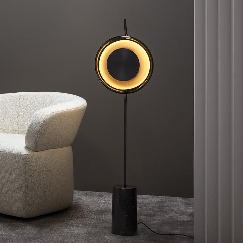 Moderne Künstlerische Stehlampe mit Minimalistischem Design