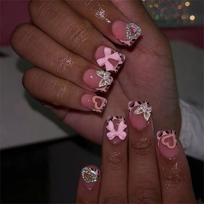 Dekorativer Press-On Nagelset mit künstlerischen Schleifen- und Herzakzenten Brehn