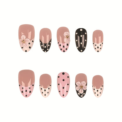 Künstlerisches Press-On-Nagelset mit Blumen- und Punkte-Designs