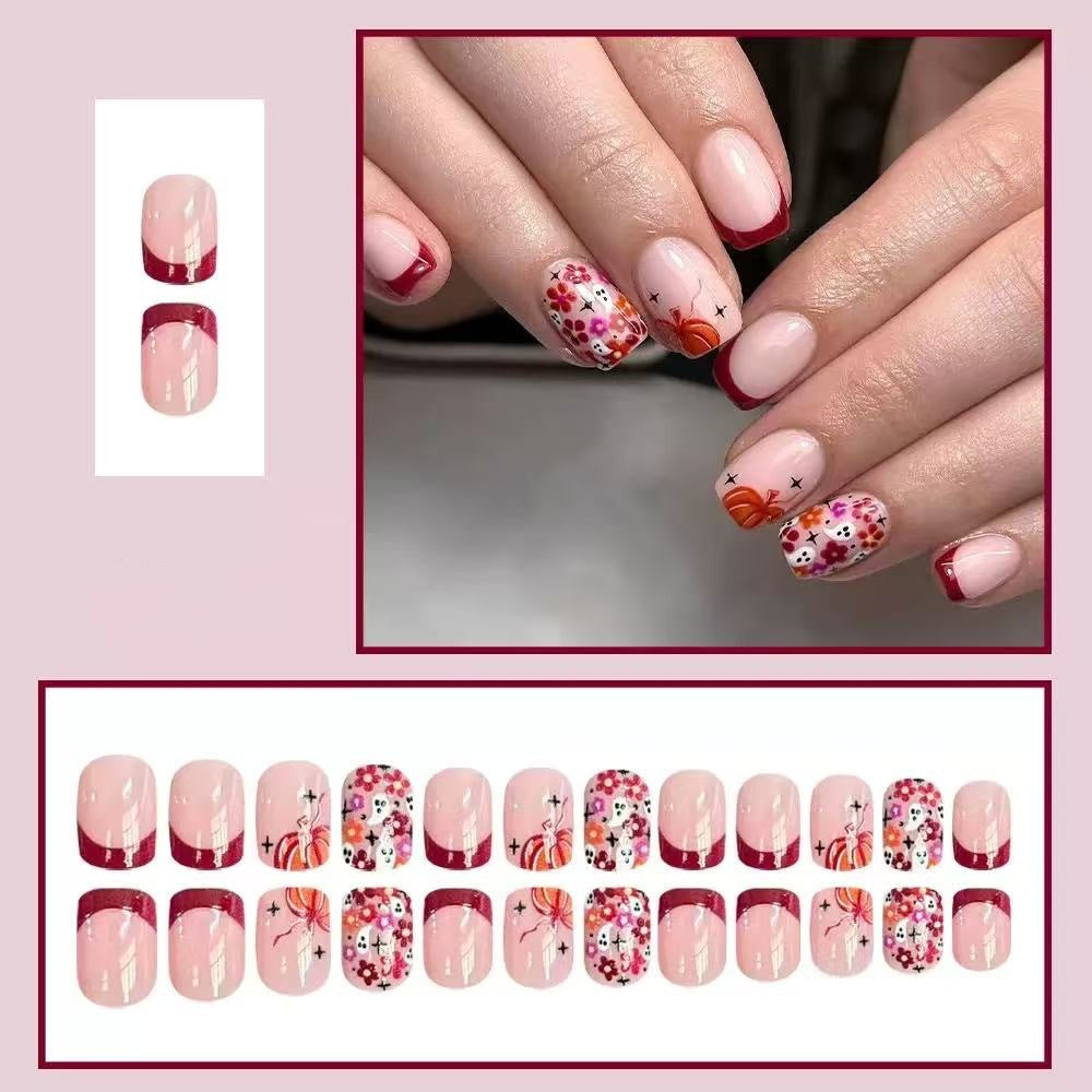 Kunstnagelset mit fröhlichen Blumenmotiven und eleganten French-Spitzen Brehn