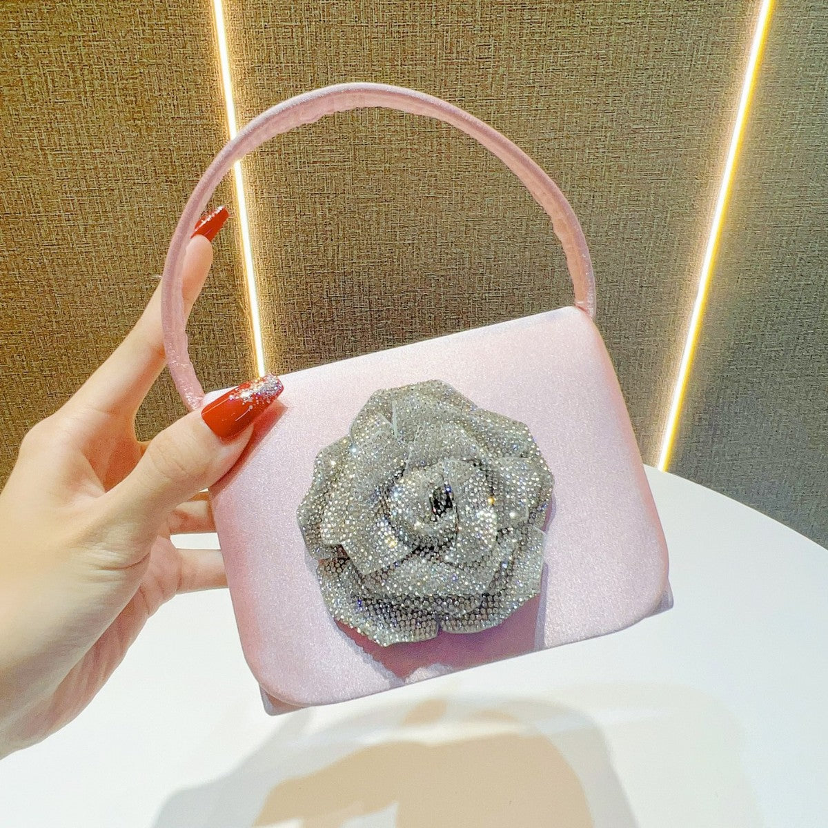Elegante Satinkleid Abendtasche