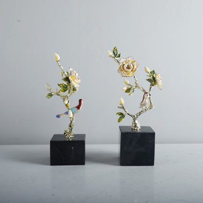 Dekorative Vogel- und Blumenskulptur