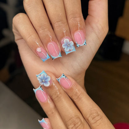 Künstliche Fingernägel mit floralen Designs Brehn