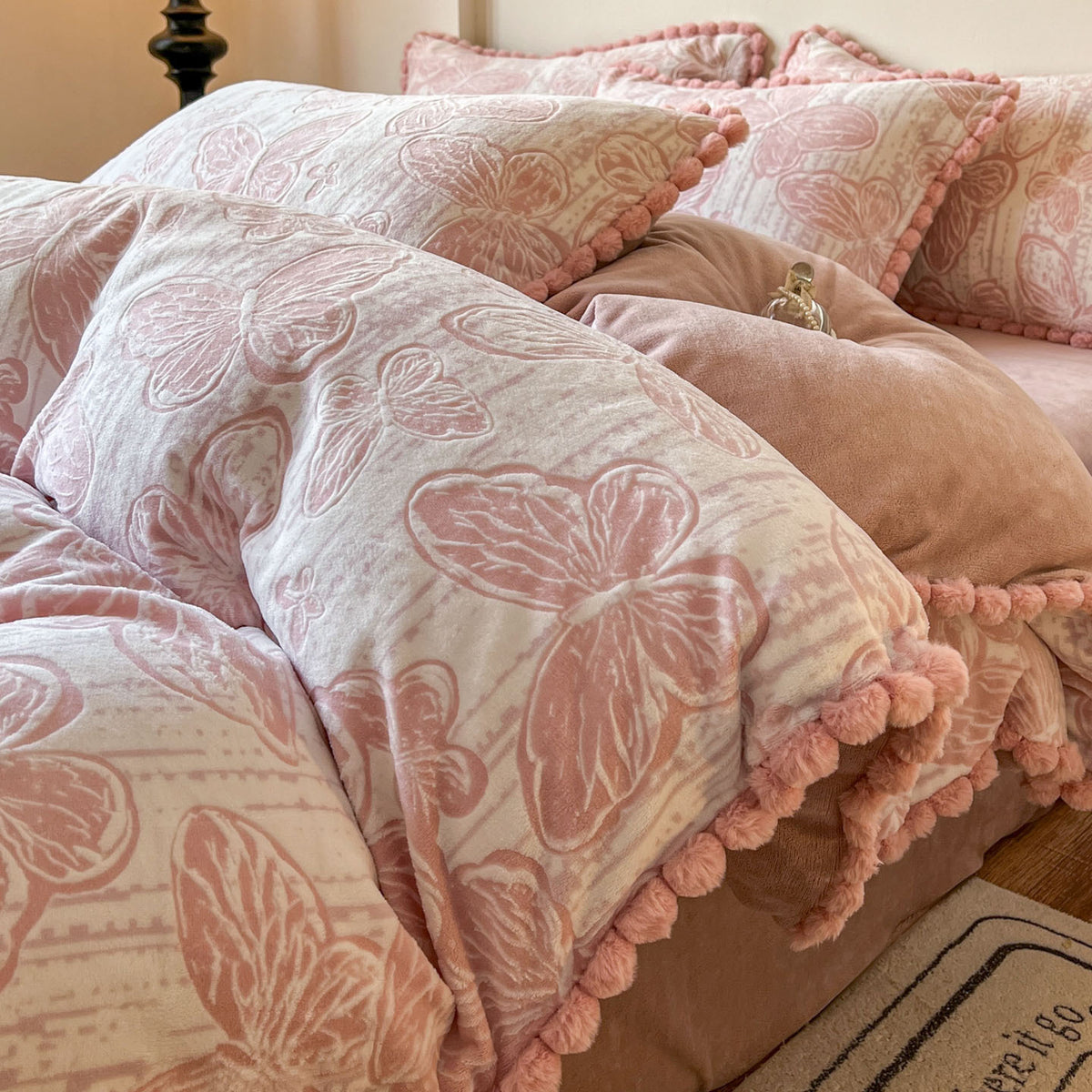 Plüsch Floral-Prägung Samt-Wende Bettbezug Set mit Pom-Pom Besatz
