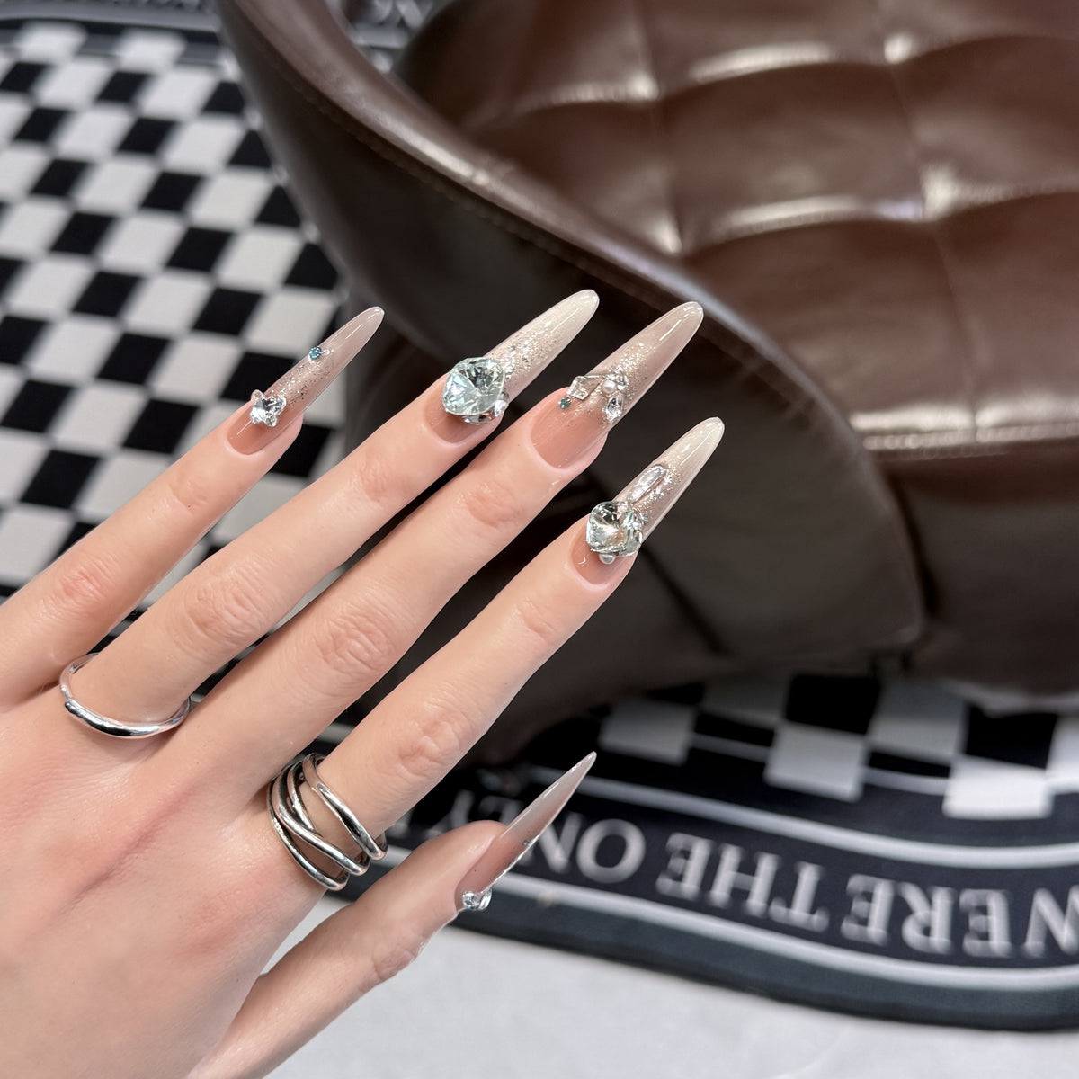 Glamouröse Stiletto Press-On Nagelspitzen mit Kristallverzierungen Brehn