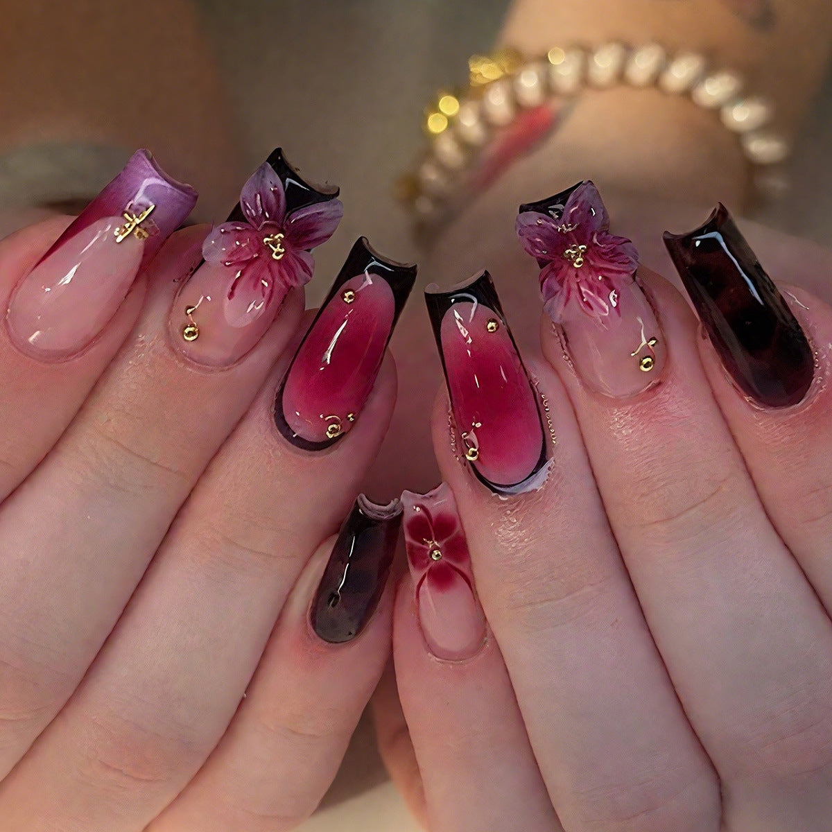 Blumeninspiriertes elegantes Press-On-Nagelset Brehn