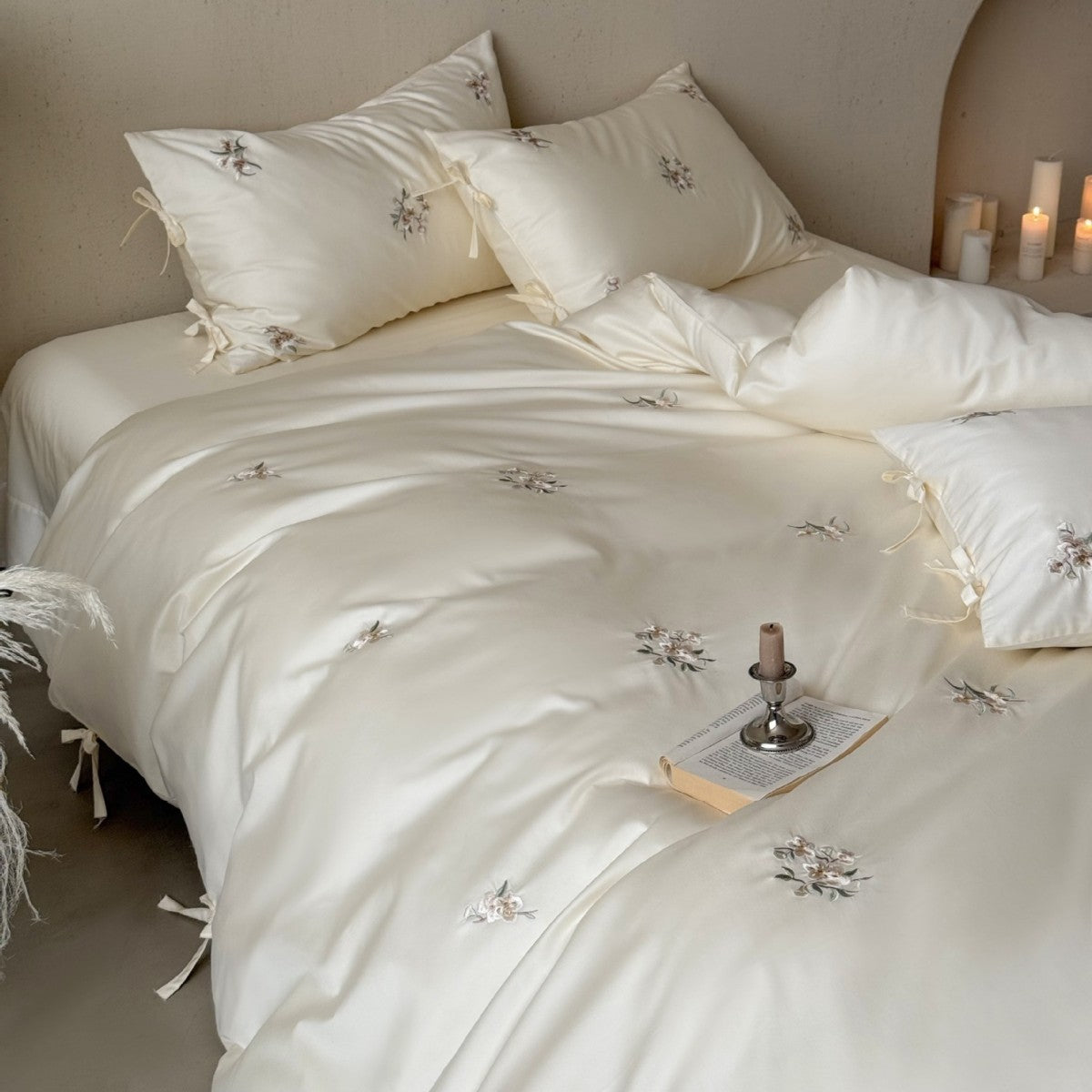 Luxuriöses Satin-Feel Besticktes Bettdeckenbezug-Set mit dekorativen Eckenbindungen