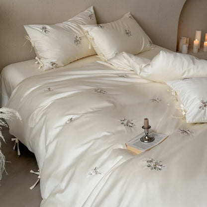 Luxuriöses Satin-Feel Besticktes Bettdeckenbezug-Set mit dekorativen Eckenbindungen