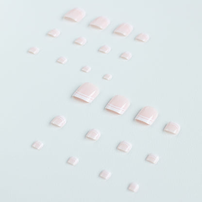Stilvolle French Tip Pediküre Nagelkunst