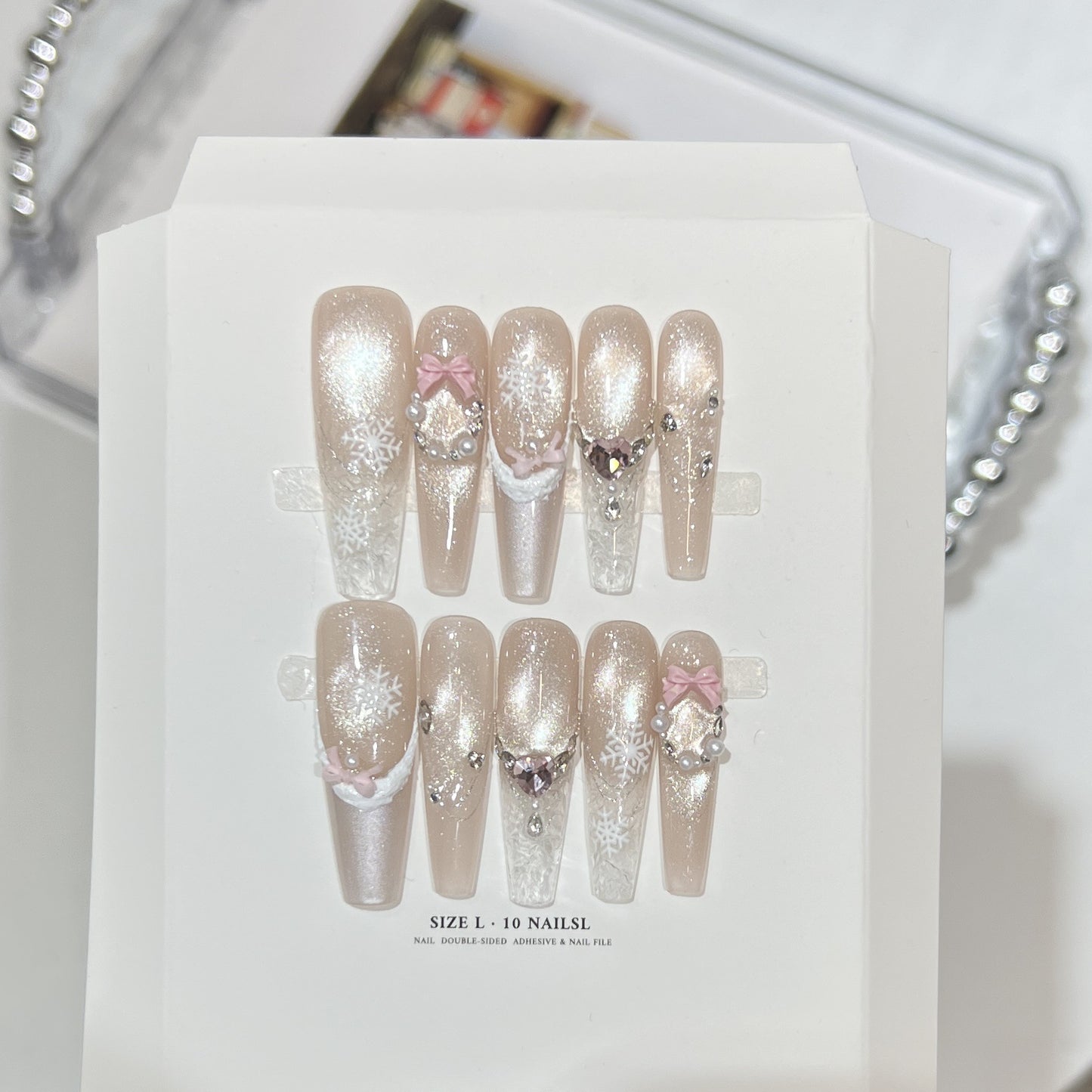 Dekorativer Stiletto Press-On Nagelset mit Strass- und Glitzerakzenten Brehn
