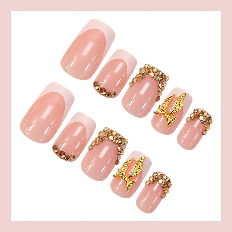 Kunstnagelset mit eleganten Glitzerornamenten und stilvollen French-Tipps Brehn