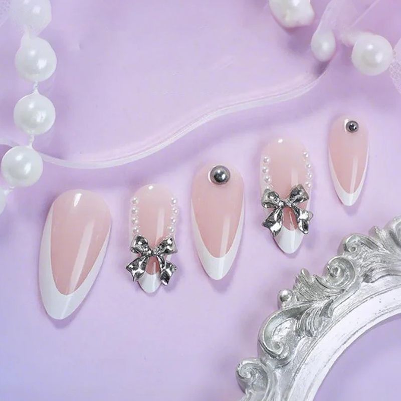 Kunstnagelset mit eleganten French-Spitzen und Dekorationsakzenten Brehn