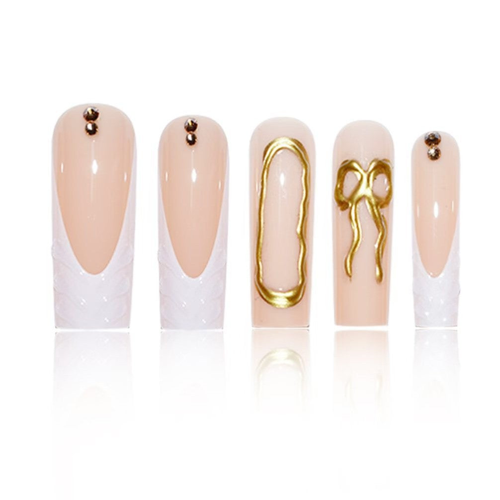 Künstlerisches 3D Press-On Nagelset mit dekorativen goldenen Akzenten Brehn