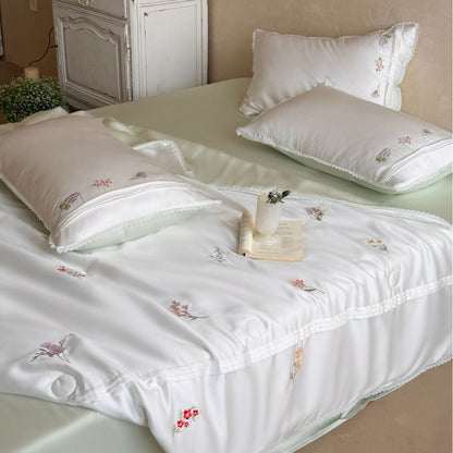 Satin-Bettüberwurf mit floraler Stickerei und feiner Spitzenborte