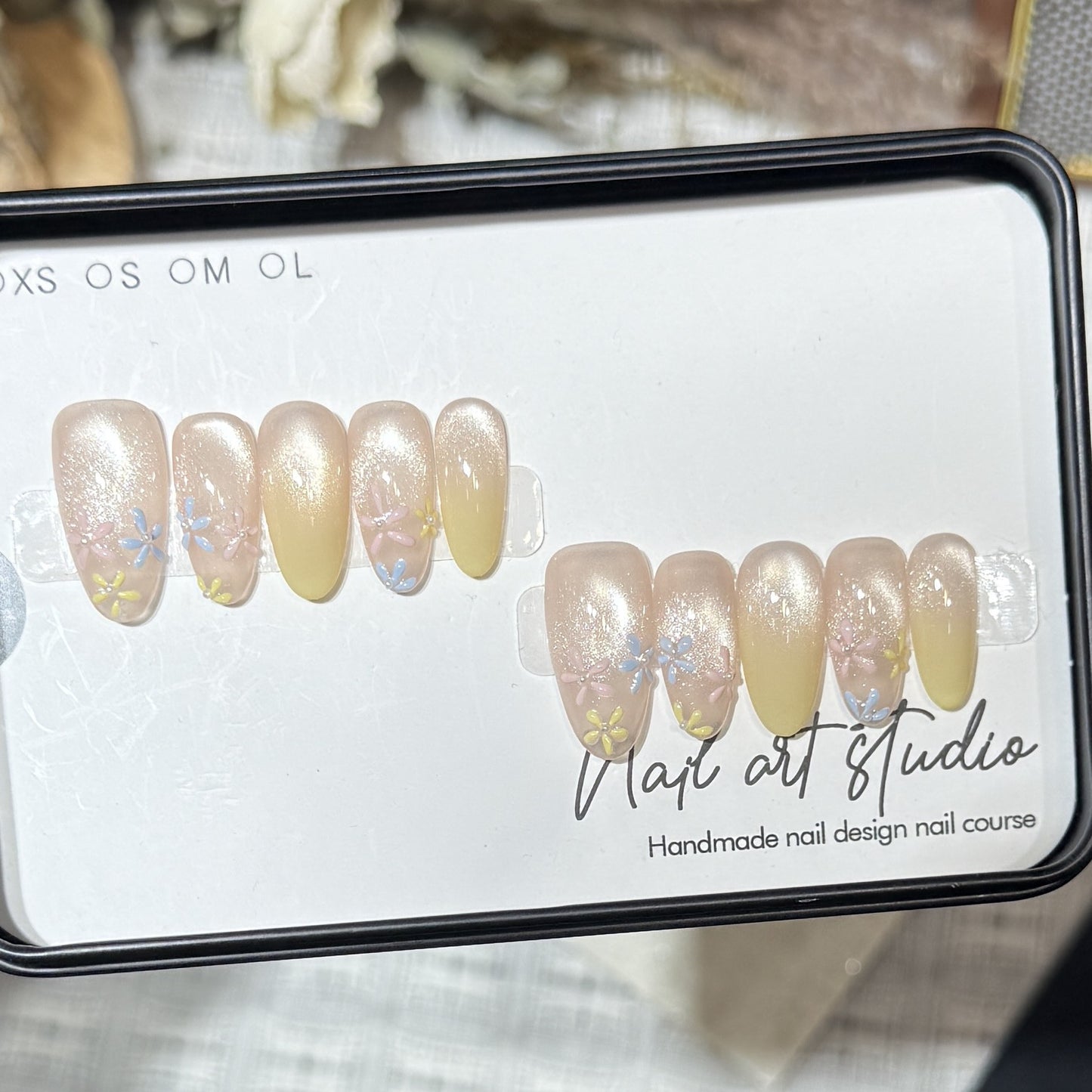 Stilvolles Press-On-Nagelset mit floralem Design Brehn