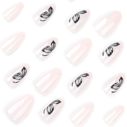 Kunstvolle Nagelverlängerungen mit zartem Schmetterlingsdesign Brehn