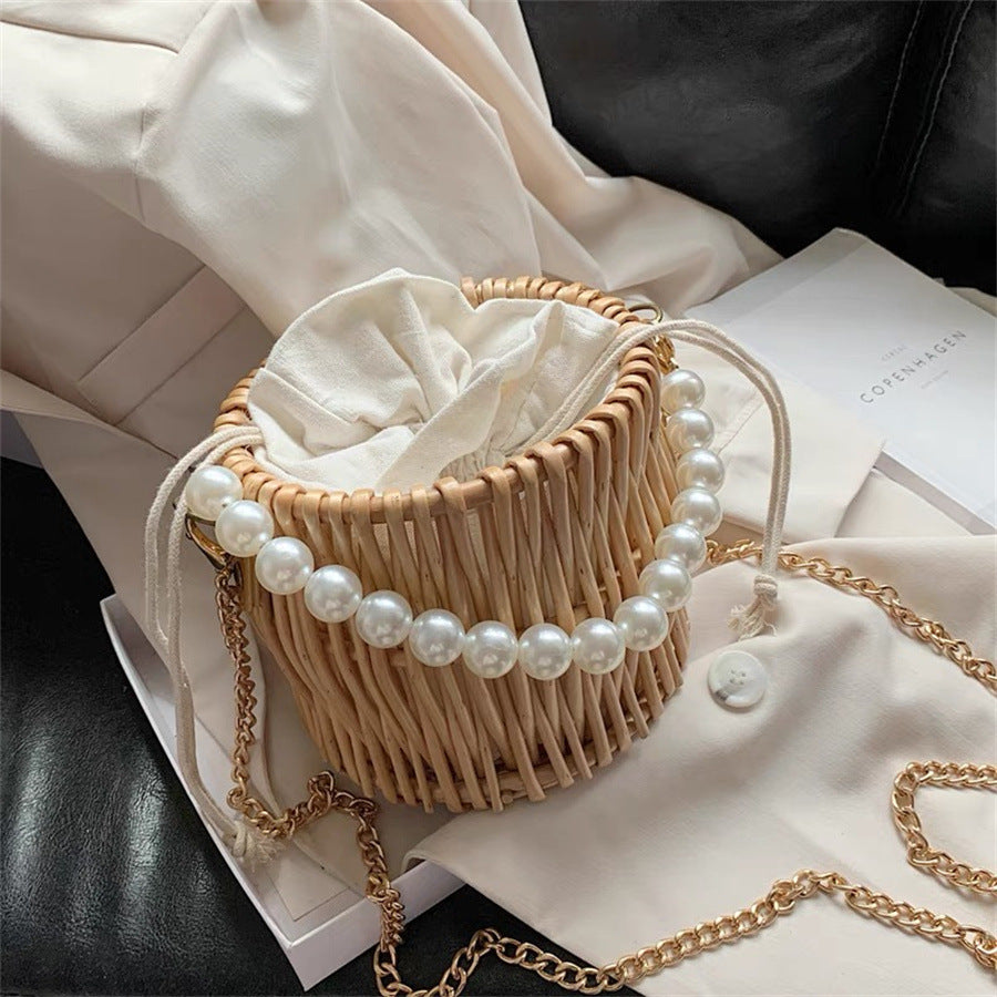 Damen Handtasche mit elegantem Perlengriff und geflochtenem Design Brehn