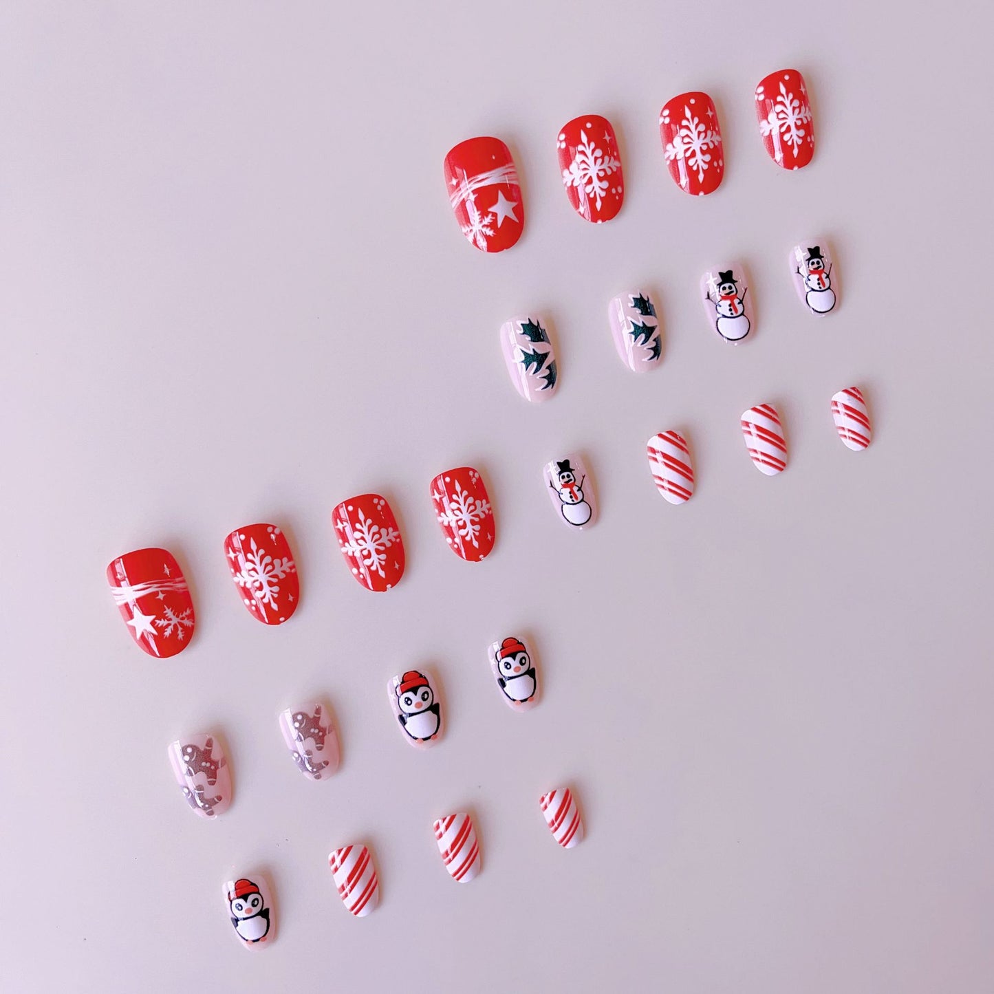 Kunstnagelset mit winterlichen Motiven und glamourösen Weihnachtsdesigns Brehn