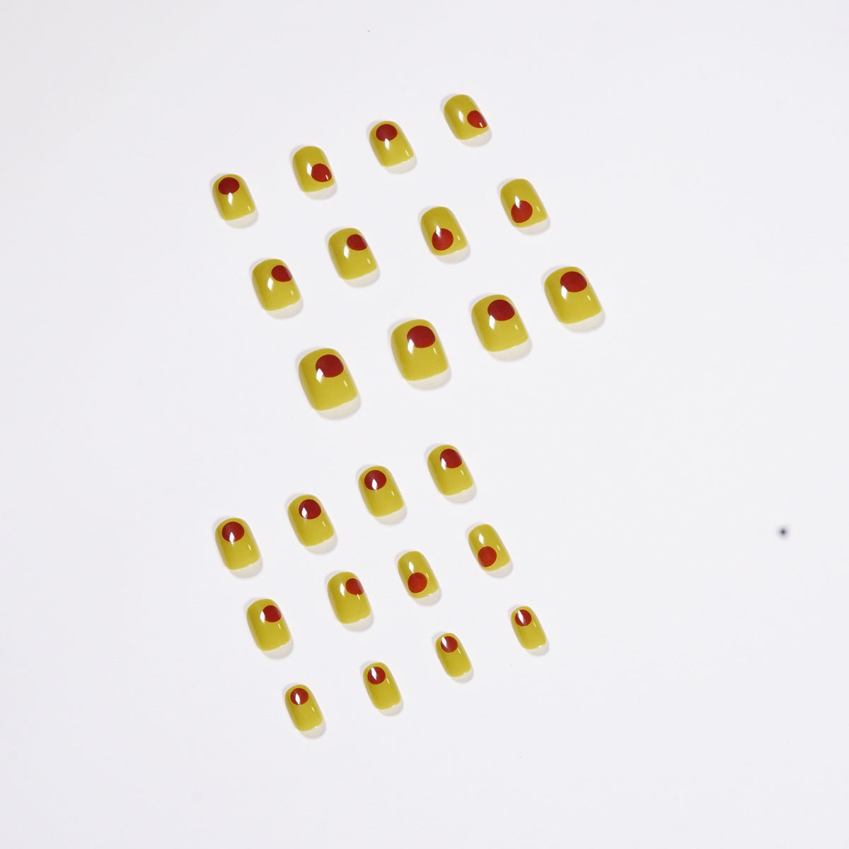 Kunstvolle Nagelkunst im modernen Minimalismus Brehn