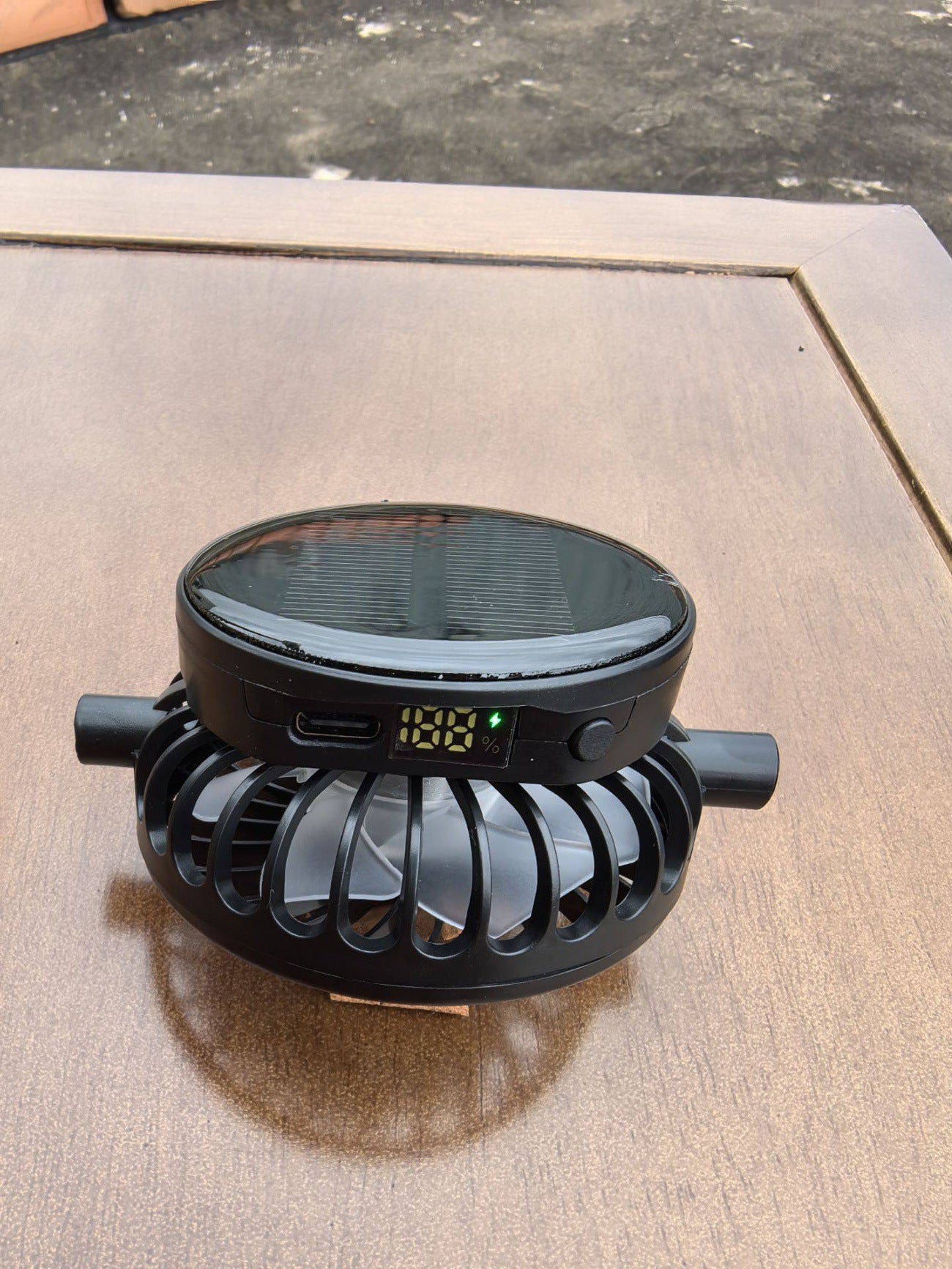 Tragbarer solarbetriebener USB-C Ventilator mit digitaler Batterieanzeige Brehn