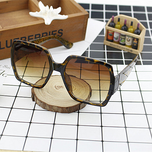 Damen extravagante quadratische Sonnenbrille mit einzigartigem Design Brehn