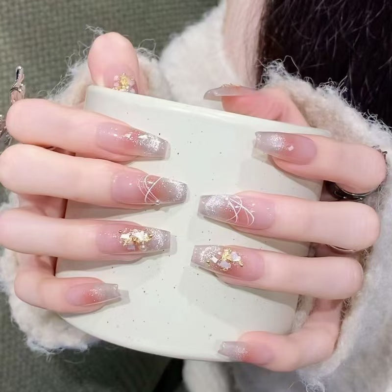 Kunstvolle Fingernägel mit Glitzerakzenten Brehn