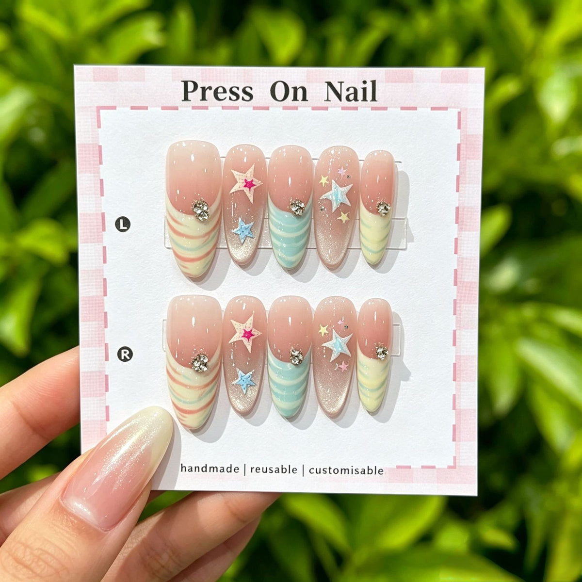 Künstlerisches Press-On Nail Art Set mit niedlichen Charakteren und Schleifenakzenten