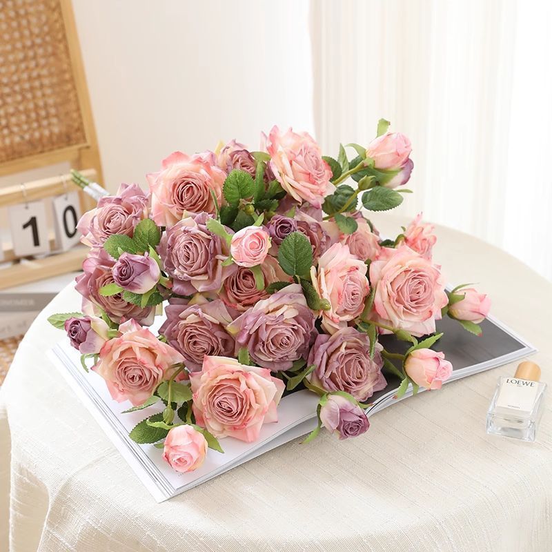 Realistischer Mehrrosetten-Blumenstrauß