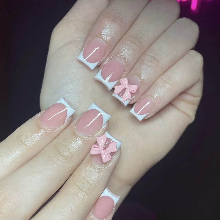 Kunstnagelset mit eleganten Spitzen und 3D Schleifenverzierungen Brehn