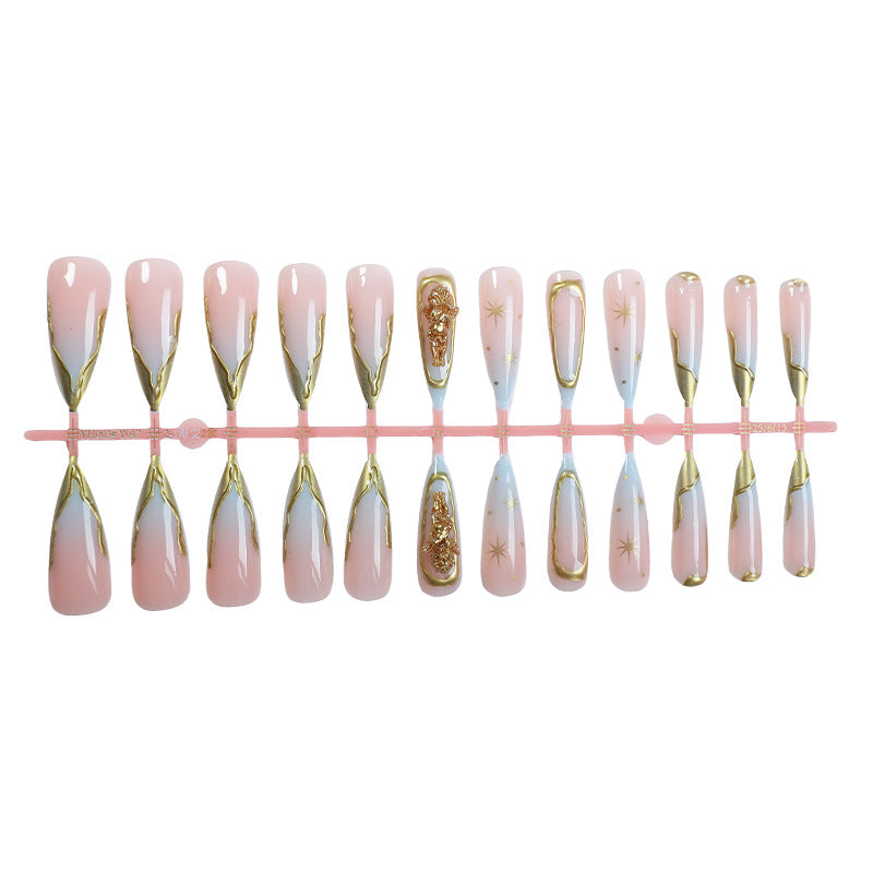Elegantes Press-On Nagelkunst-Set mit goldenen Akzenten Brehn