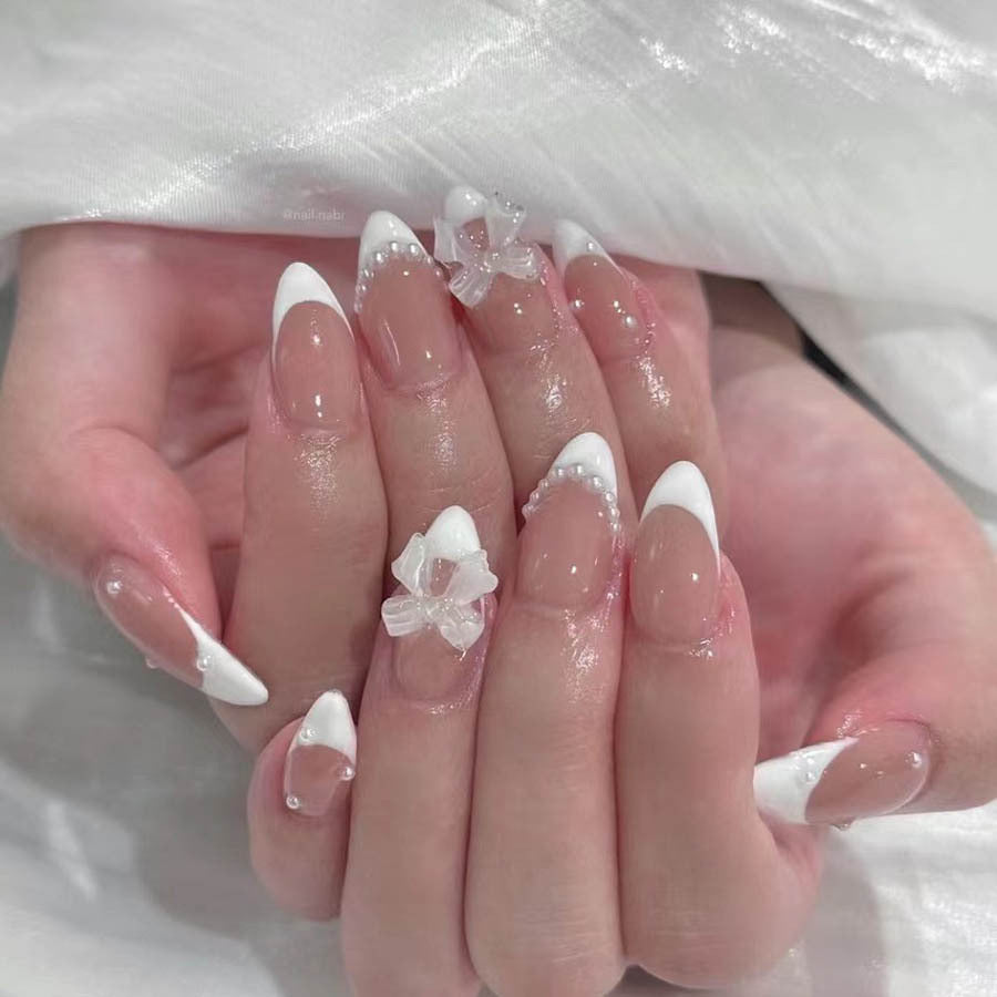 Kunstnagelset mit eleganten Spitzen und floralen Akzenten Brehn