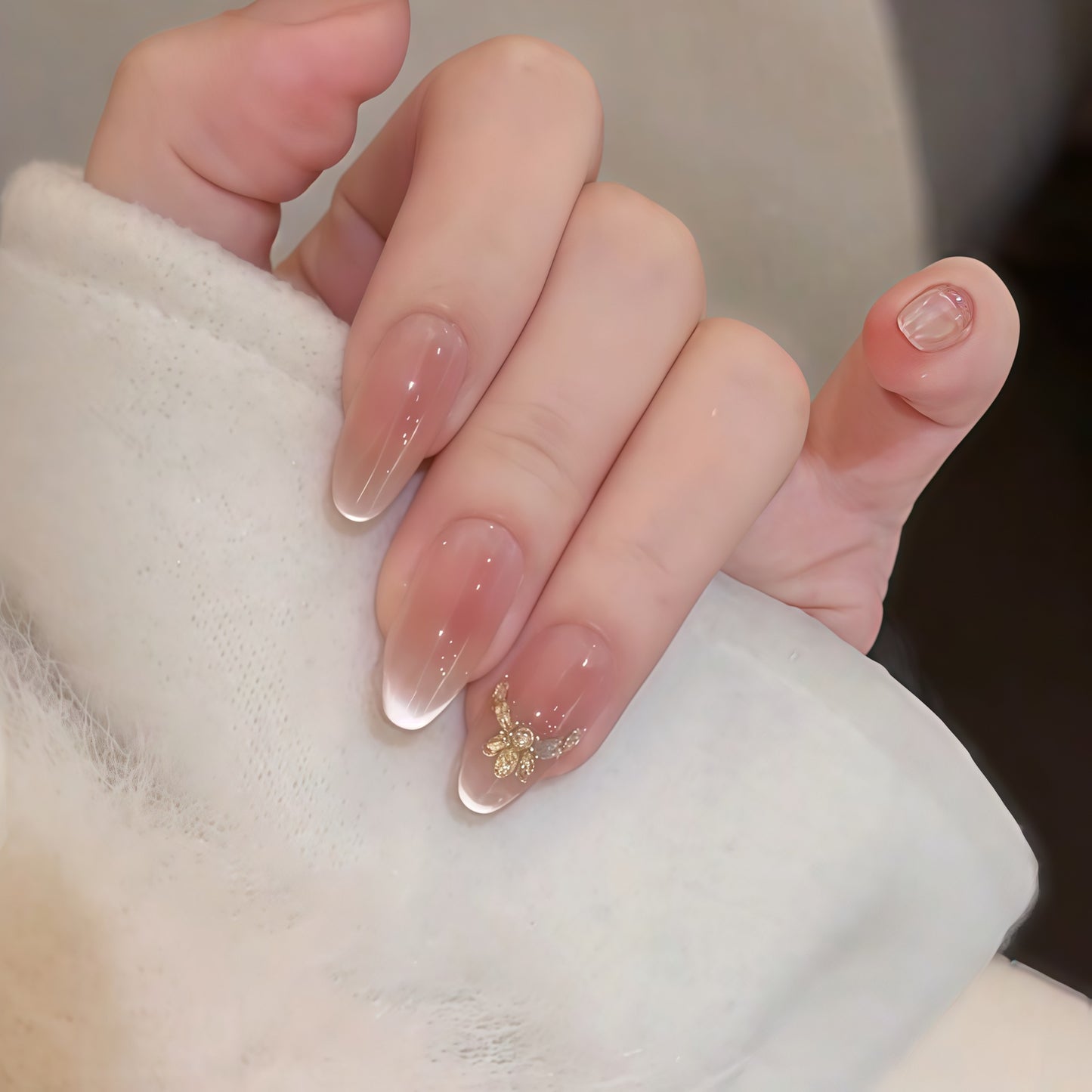 Kunstnägel mit Elegantem Spitzen-Design und Goldakzenten Brehn