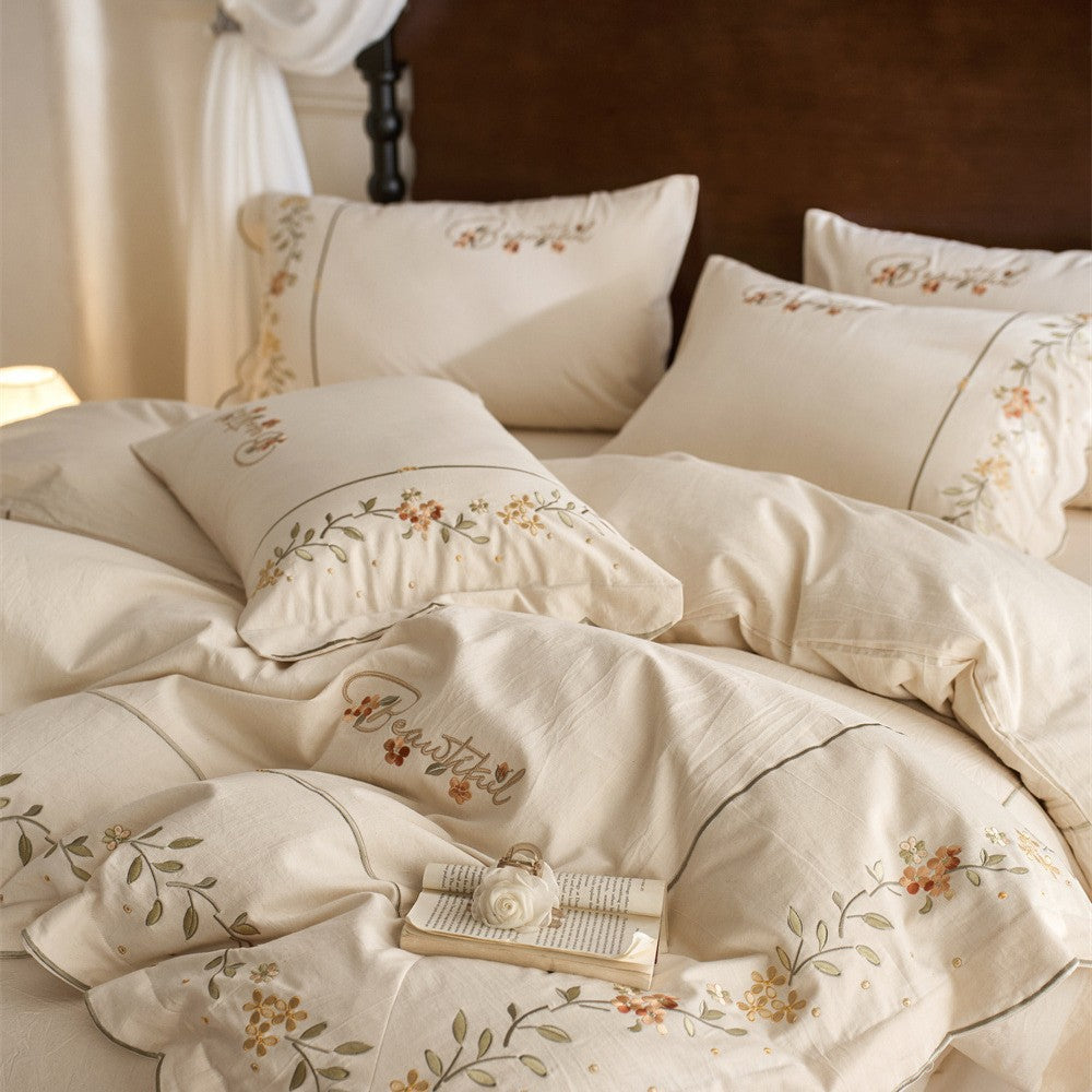 Besticktes Baumwoll-Leinen Bettwäsche-Set mit gewelltem Saum und floralem Bordürenmotiv
