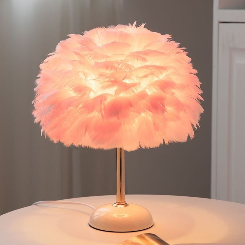 Feder-dekorierte Tischlampe