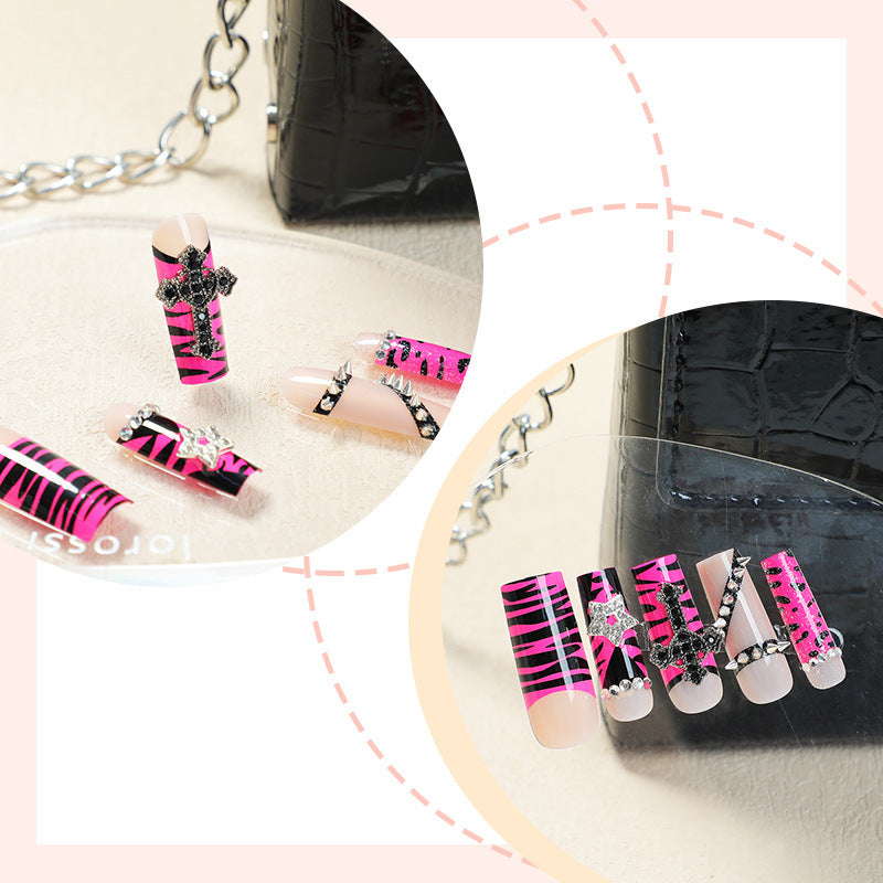 Kreatives Kunstnagelset mit auffälligem Zebra- und Glitzermuster Brehn