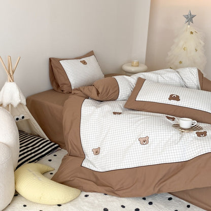 Kinder-Bettwäsche-Set aus atmungsaktivem Baumwoll-Mix mit Karomuster und gesticktem Bärchen