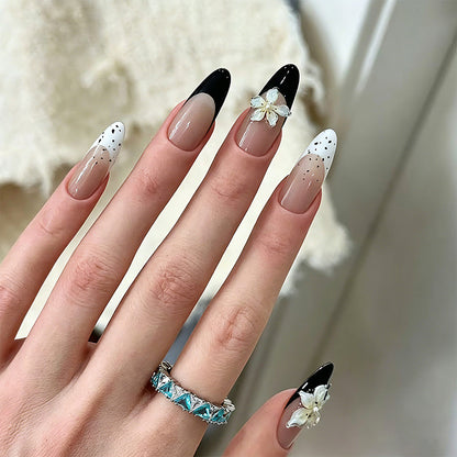 Kunstvolle Nagelspitzen mit Blütenverzierungen Brehn
