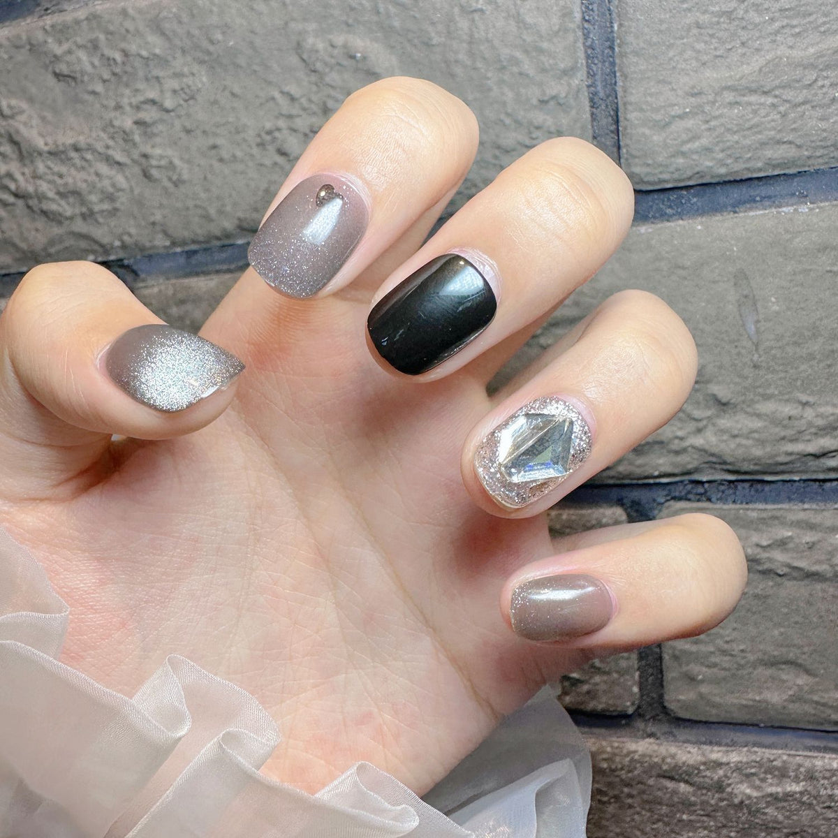 Glamorous Press-On Nail Design Brehn
