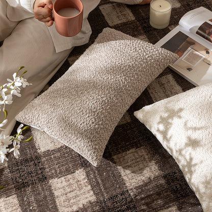 Rechteckiges Bouclé-Lumbar-Kissen mit strukturierter Teddy-Oberfläche Brehn