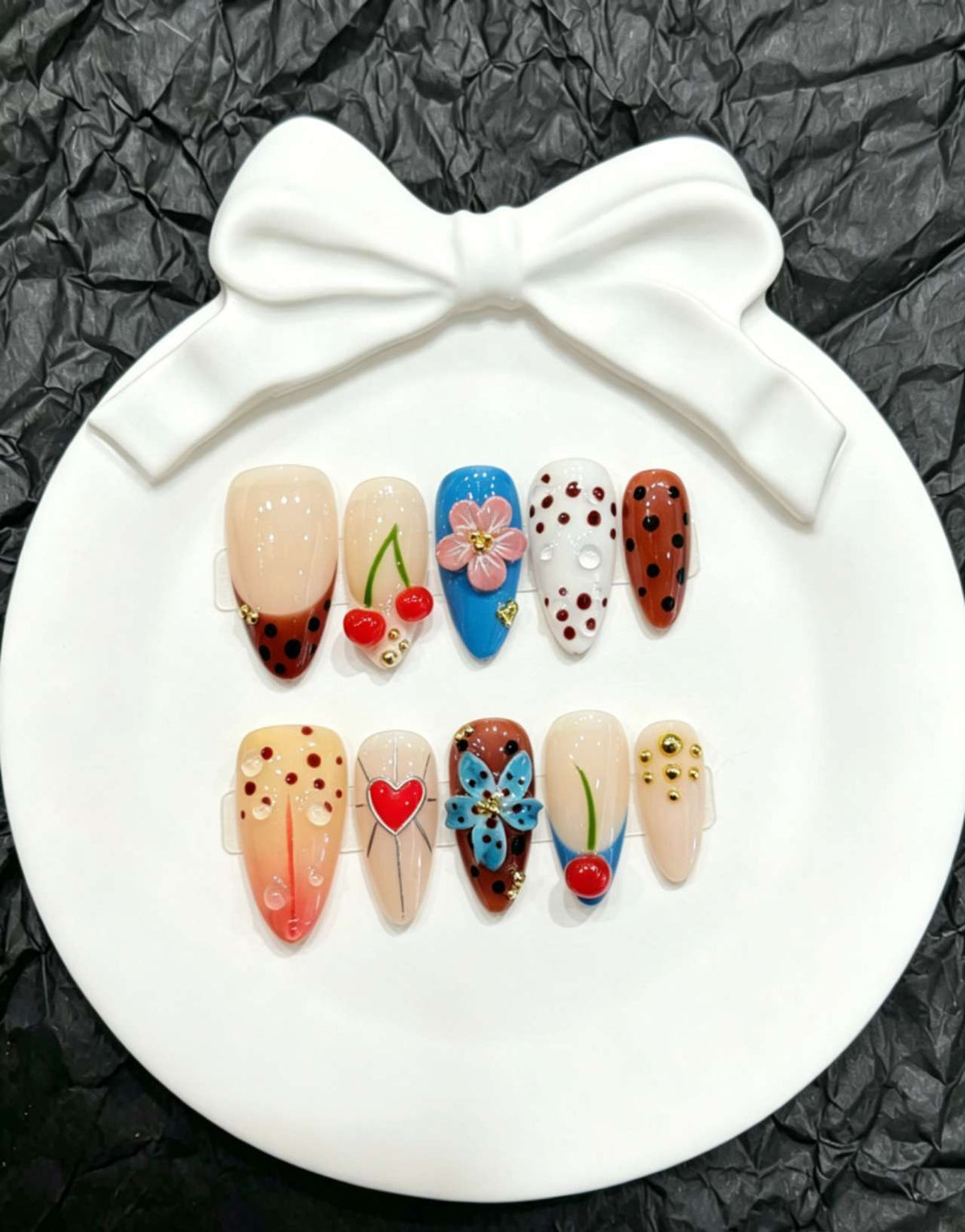 Dekoratives Press-On Nagelkunst-Set mit floralen und verspielten Designs
