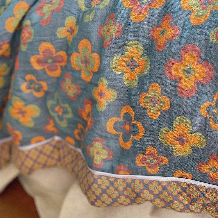 Leicht gesteppte Wohndecke im Retro-Blumenjacquard aus Baumwoll‑Leinen‑Mix