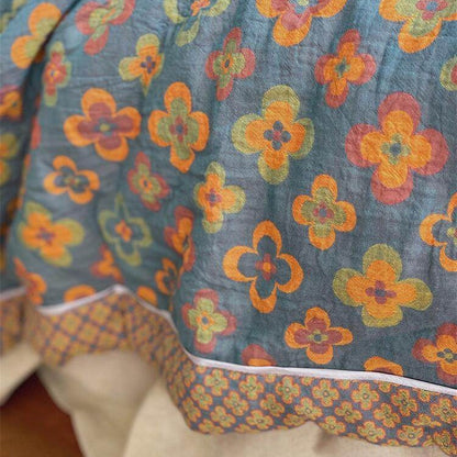 Leicht gesteppte Wohndecke im Retro-Blumenjacquard aus Baumwoll‑Leinen‑Mix