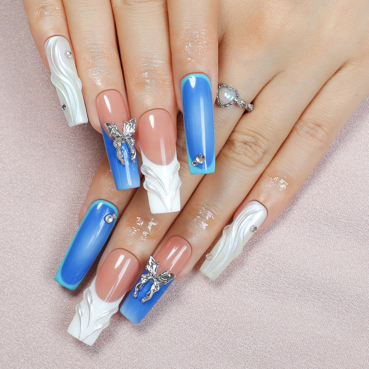 Kreatives Kunstnagelset mit zeitgenössischem Design und eleganten Details Brehn